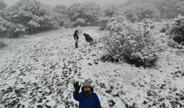 Çocuklar karın keyfini kar topu oynayarak çıkardı