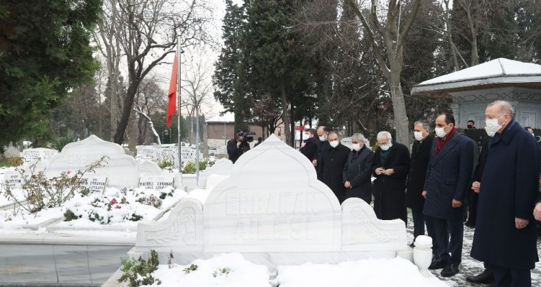 Cumhurbaşkanı Recep Tayyip Erdoğan, Prof. Dr. Necmettin Erbakan’ın kabrini ziyaret etti