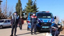 Denizli’de jandarma ekipleri 4 günlük kısıtlamada sokak hayvanlarını unutmadı