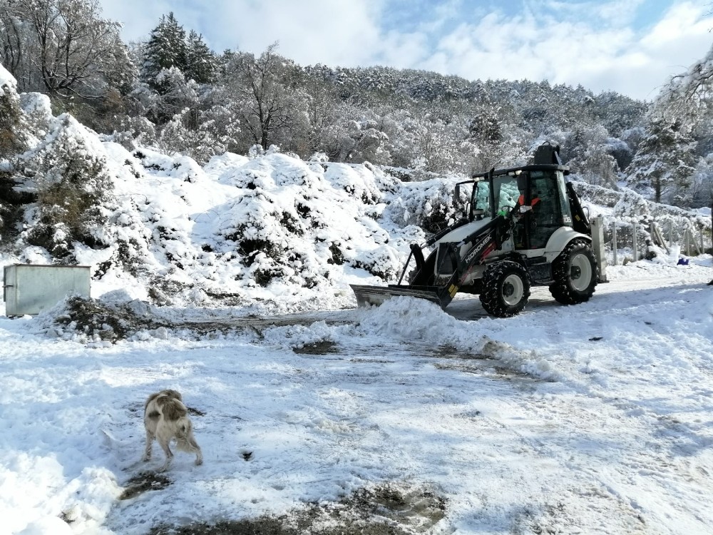 Devrek Belediyesi karla mücadele çalışmalarına devam ediyor