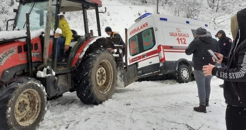 Devrek’te kanala düşen ambulans traktörle kurtarıldı