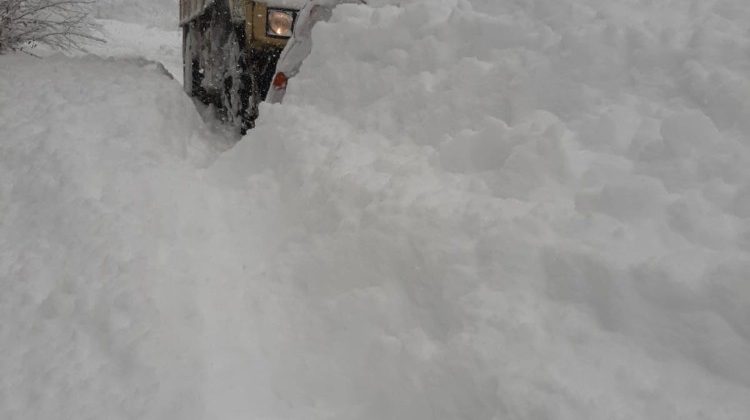 Devrek’te kar köy yolarını kapattı