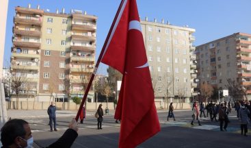 Diyarbakır’da bayrak töreni eşliğinde İstiklal Marşı okundu