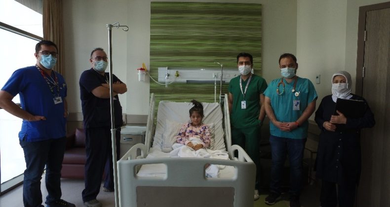 Doktordan iyileştirdiği küçük hastasına müzik dinletisi