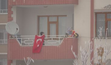 Dondurucu soğukta yürekleri ısıtan bayrak töreni