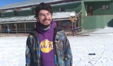 Dünyaca ünlü kayak merkezine uzun süre sonra kar yağdı, otel müdürü ve kayak hocası sevinçten göbek attı