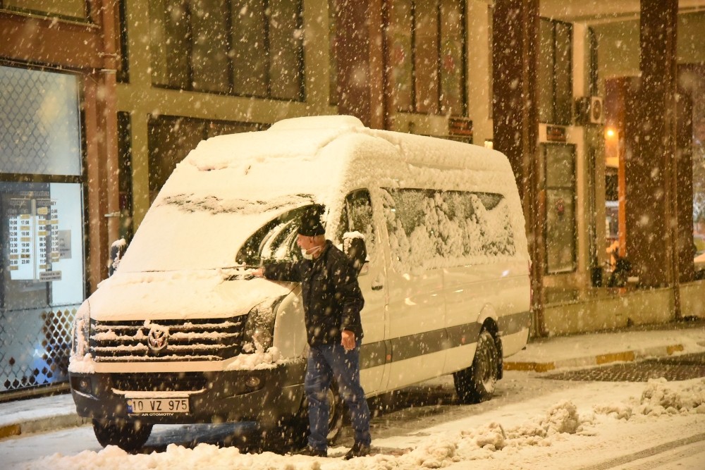 Dursunbey’de kar yağışı başladı