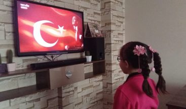 Düzce’de 300 okul ve öğrencileri İstiklal Marşı okudu