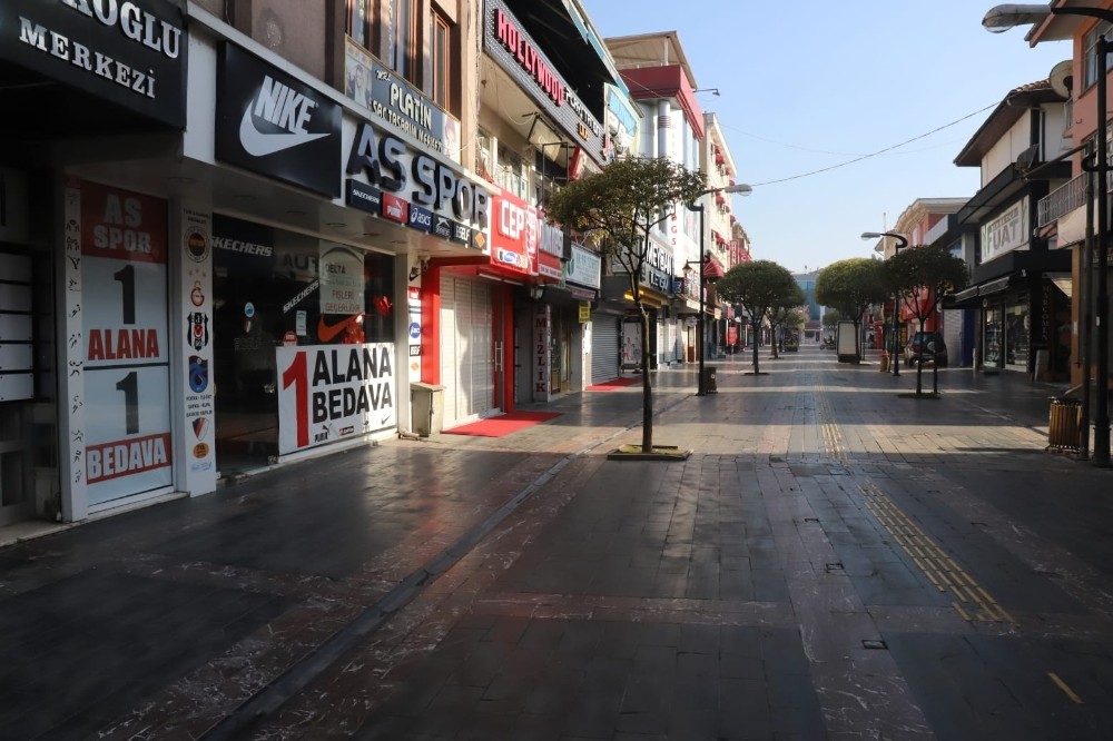 Düzce’de cadde ve sokaklar boş kaldı