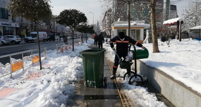 Düzce’de kar temizlik çalışmasına engel olmadı