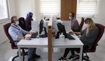 Eğitimciler ve sağlıkçılar koronaya karşı omuz omuza