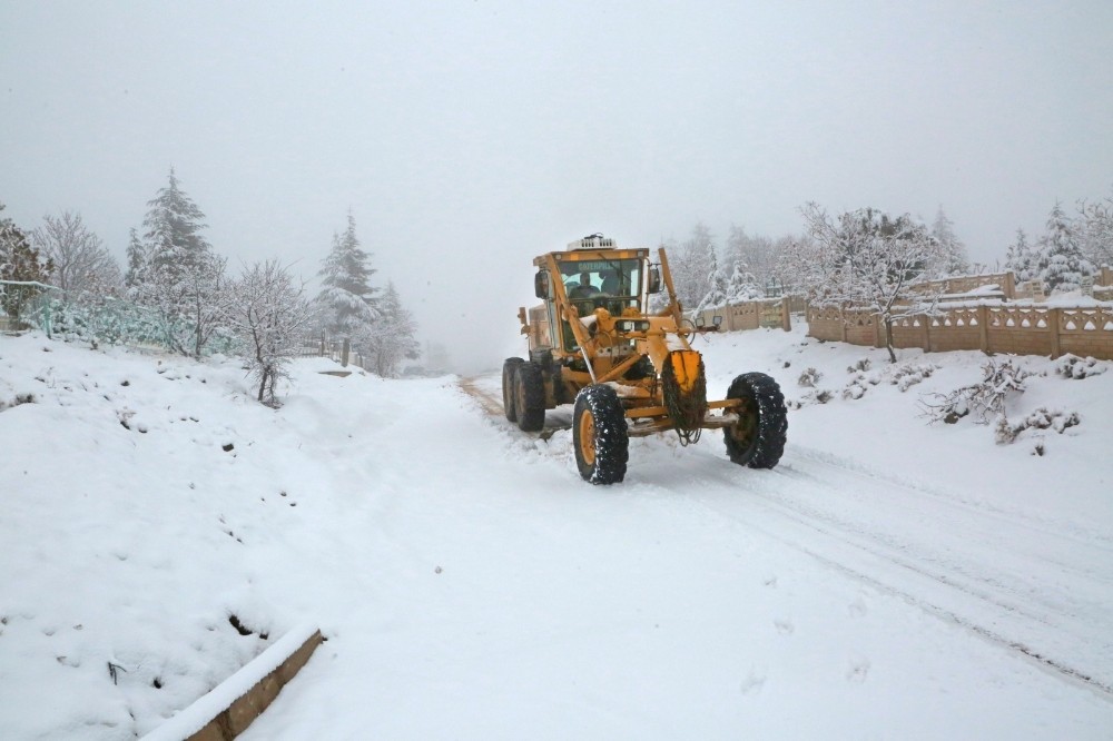 Elazığ’da kar 88 köy yolunu kapattı