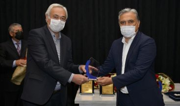 Emekli olan personeller plaketle uğurlandı