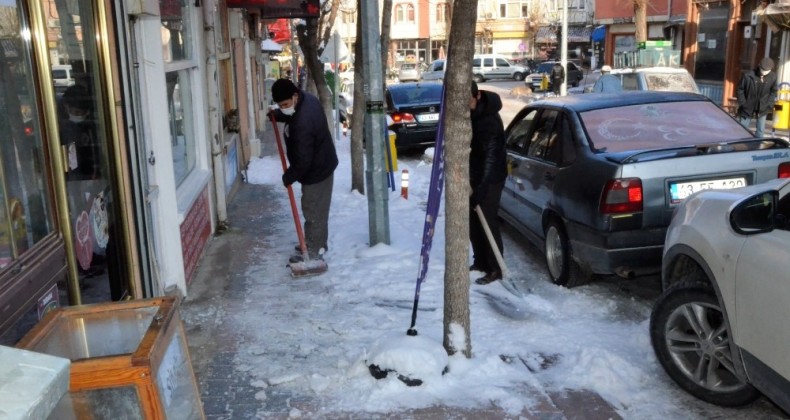 Emet Belediyesi kaldırım ve caddelerin buz ve karını temizliyor