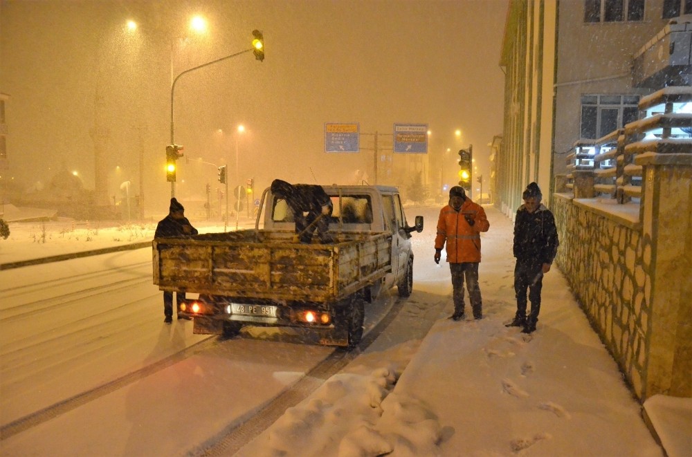 Emet’te ekiplerin gece karla mücadelesi