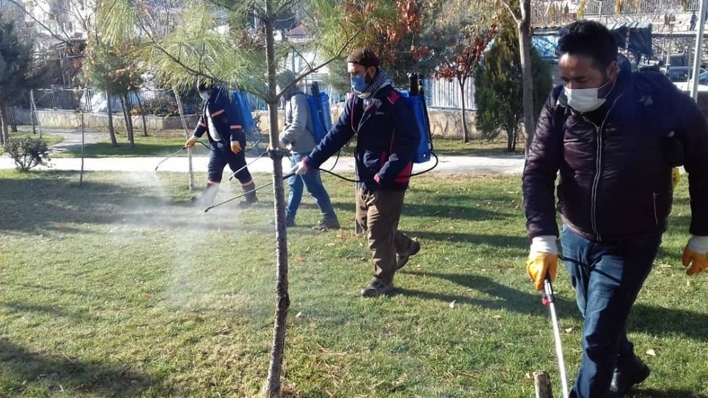 Ergani Belediyesinden park ve bahçelerde temizlik seferberliği