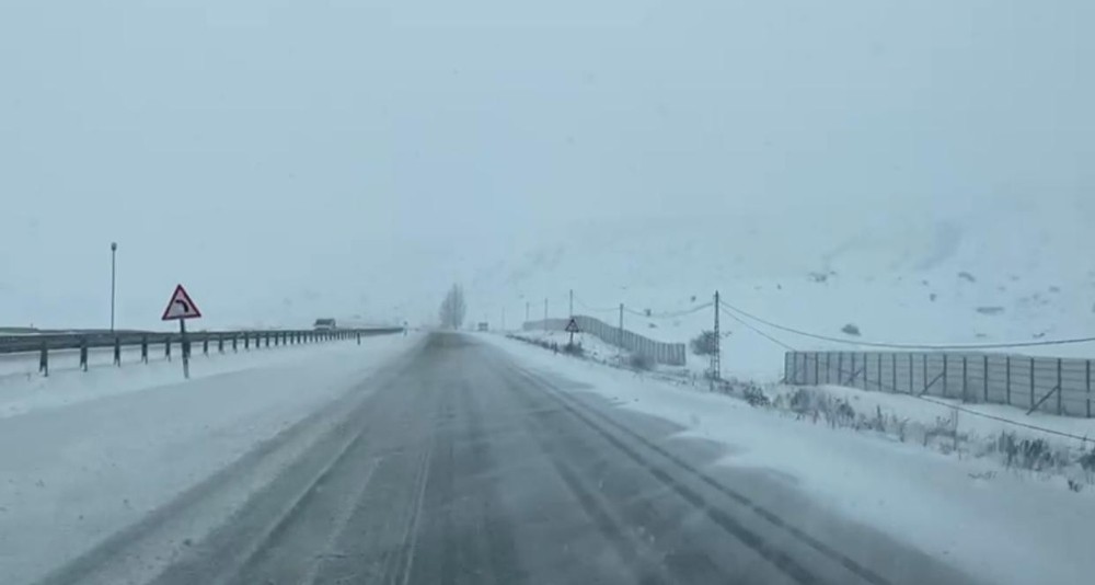 Erzurum – Horasan karayolunda kar ve tipi nedeniyle ulaşım güçlükle sağlanıyor