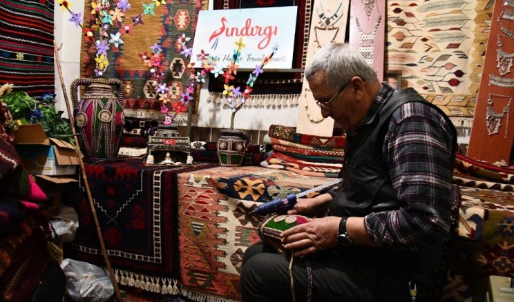 Eski küpler, tarihi elbiseler ve eski keçeler sanat eseri oluyor