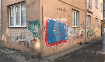 Eskişehir’de binaların duvarları karalama defterine döndü