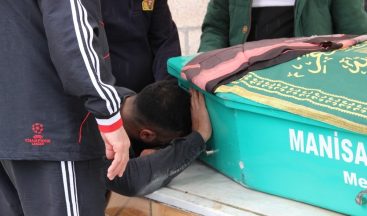 Evlilik teklifini kabul etmediği için öldürülen genç kız Manisa’da toprağa verildi