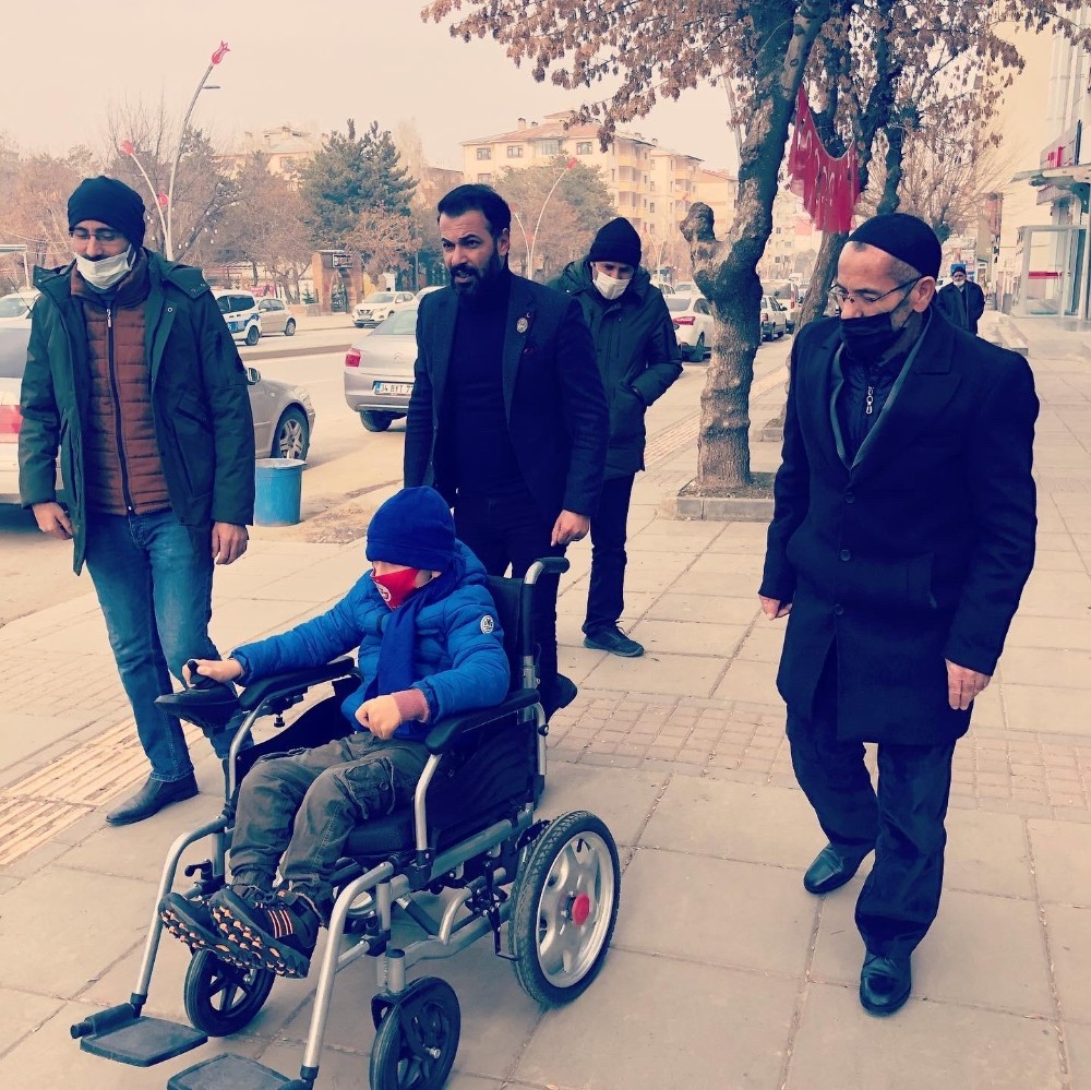 Gazi torunu engelli çocuğun akülü tekerlekli sandalye sevinci