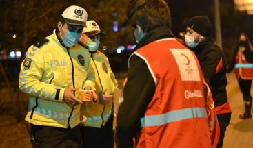 Genç Kızılay Gönüllüleri’nden kısıtlamada görev yapan ekiplere sıcak çorba ikramı