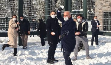 Gençlerin isteğini kırmayan belediye başkanı kartopu savaşında
