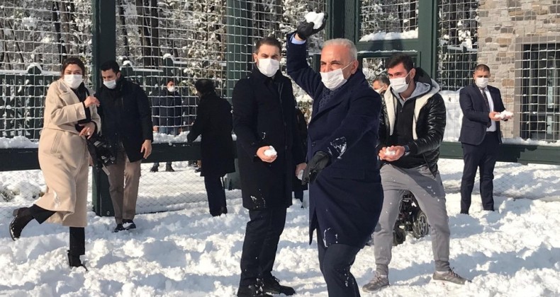 Gençlerin isteğini kırmayan belediye başkanı kartopu savaşında
