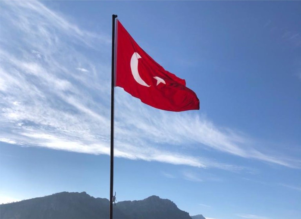 Gerger’in yüksek tepesinde Türk Bayrağı dalgalandırıldı