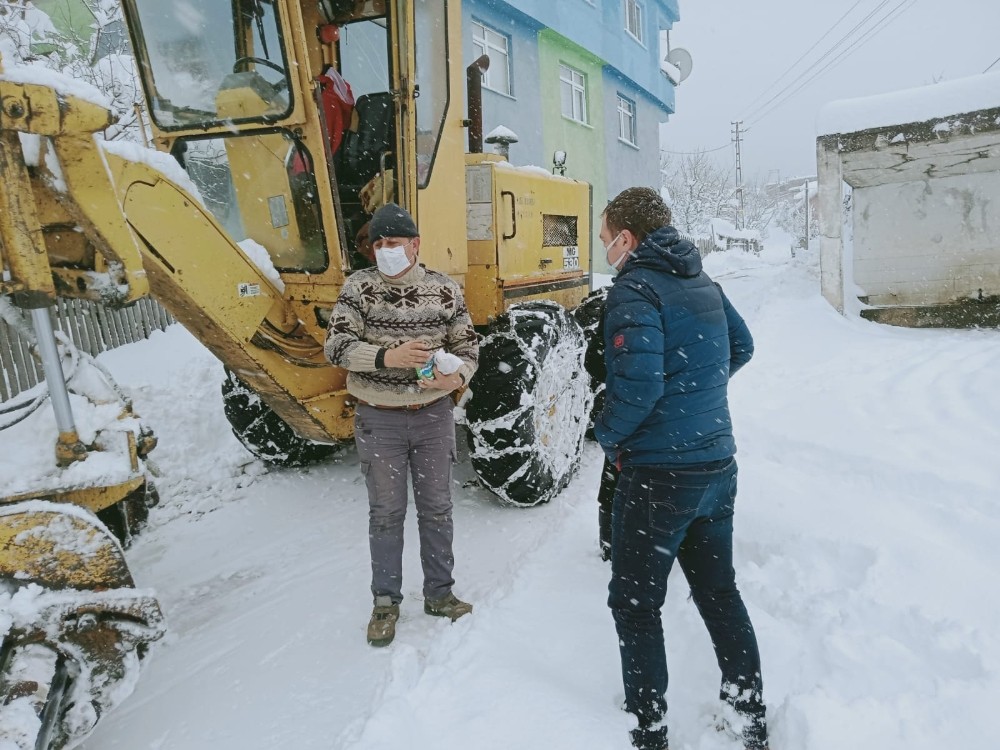 Gökçebey Kaymakamı Koşansu karla mücadele eden ekibe yemek dağıttı