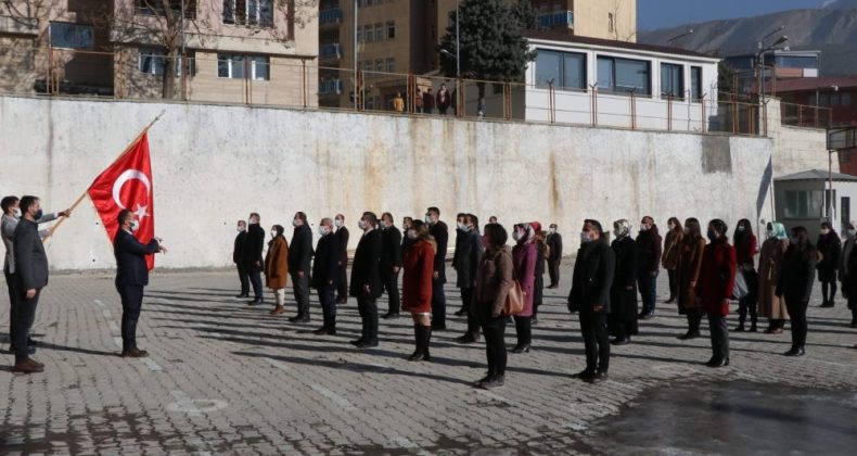 Hakkari’de bayrak töreni