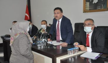 Halk toplantısında katılan vatandaşlar validen tablet istedi