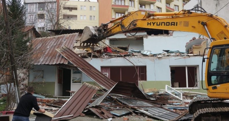Hasarlı binalar yıkılıyor