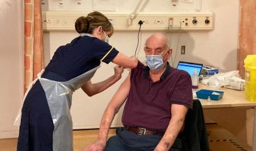 İngiltere’de ilk Oxford/AstraZeneca aşısı 82 yaşındaki hastaya yapıldı