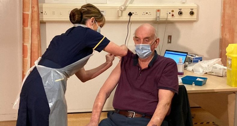 İngiltere’de ilk Oxford/AstraZeneca aşısı 82 yaşındaki hastaya yapıldı