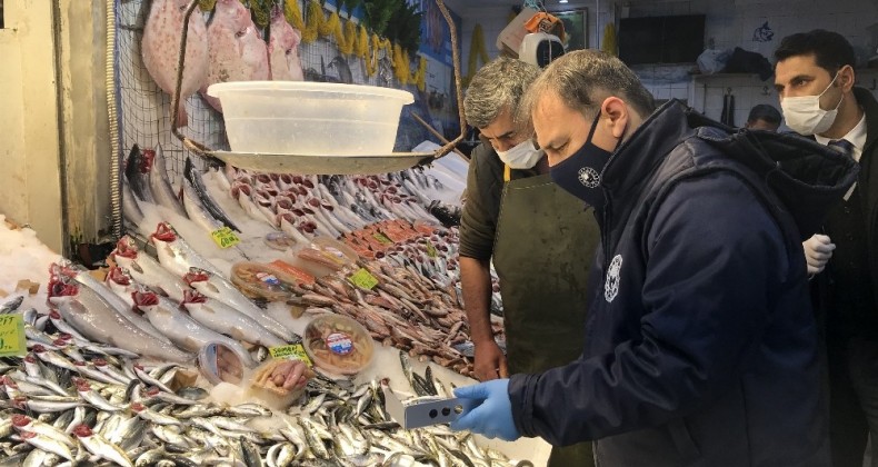 İstanbul’da balık tezgahlarında hamsi boylarına denetim