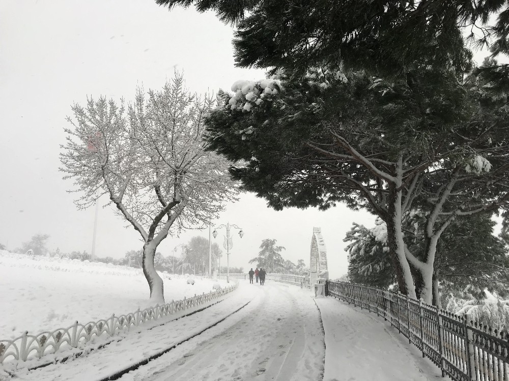 İstanbul’da kar etkisini artırdı, Çamlıca Tepesi’nde kar kalınlığı 20 santime ulaştı