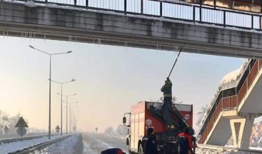 İtfaiye ekiplerinin buz sarkıtları mesaisi