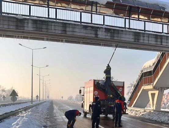 İtfaiye ekiplerinin buz sarkıtları mesaisi