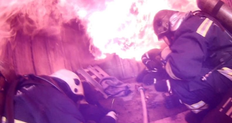 İtfaiye ekiplerinin zorlu eğitimleri aksiyon kamerasına yansıdı