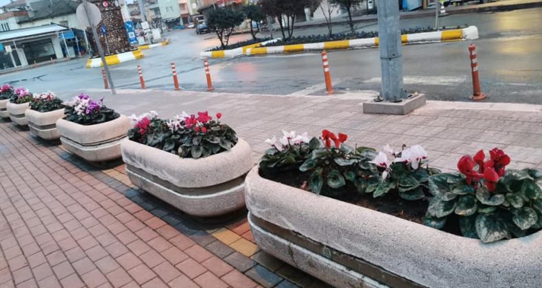 İvrindi’de meydanlar çiçekler açtı