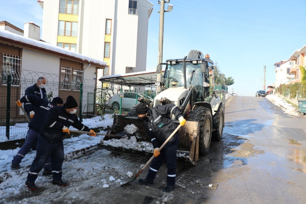 İzmit Belediyesinden kar ve buz temizleme mesaisi