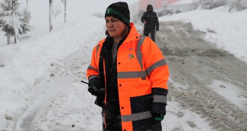 İzmit Belediyesi’nden seraları zarar gören çiftçilere destek