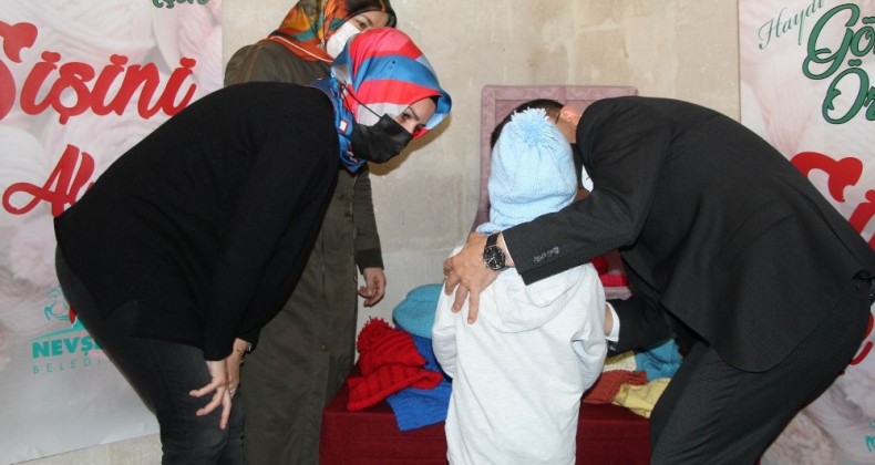 Kadınlar ördü, 700 ihtiyaç sahibi öğrenci atkı ve bereye kavuştu