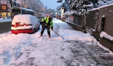 Kaldırımlar kar ve buzdan temizleniyor