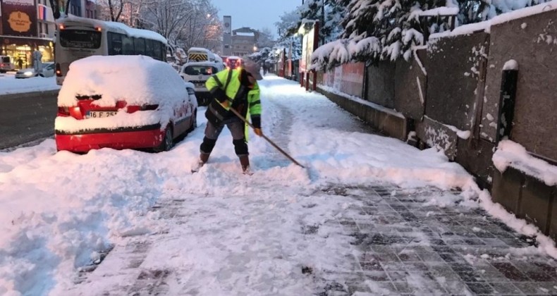 Kaldırımlar kar ve buzdan temizleniyor