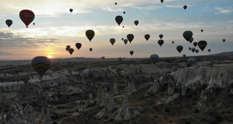 Kapadokya’da gökyüzü balonlarla renklendi