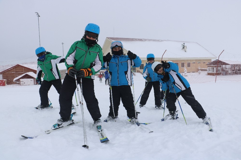 Kar kalınlığı 80 santimi buldu, Sivas’ta kayak sezonu açıldı