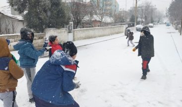 Kar yağışı çocukların yüzünü güldürdü