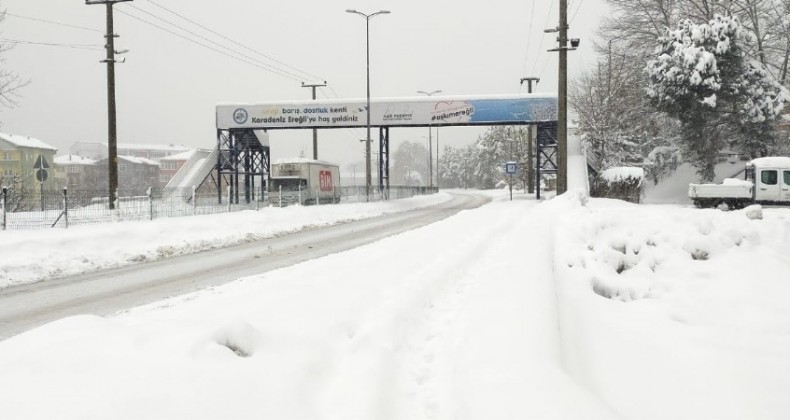 Kar yağışı tüm şehri esir aldı